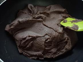 小火炒10分钟左右把水分炒干点。然后分三次加入色拉油，把油炒均匀。豆沙炒报团。