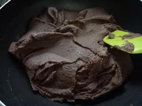 小火炒10分钟左右把水分炒干点。然后分三次加入色拉油，把油炒均匀。豆沙炒报团。