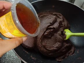 加入麦芽糖翻炒几下。