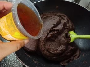 加入麦芽糖翻炒几下。