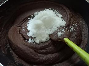 再加入白砂糖翻炒。中途可以取一点点尝尝味道，不甜可以再加一点糖（我觉得糖不少了)。