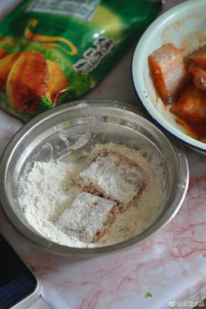 腌制好的带鱼段用淀粉过好，锅里炸熟，捞起备用。