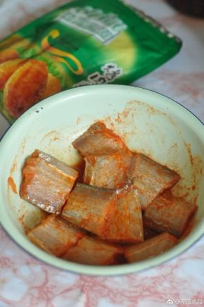 带鱼切段，用奥尔良料腌制，搅拌均匀，放置3到4小时入味。