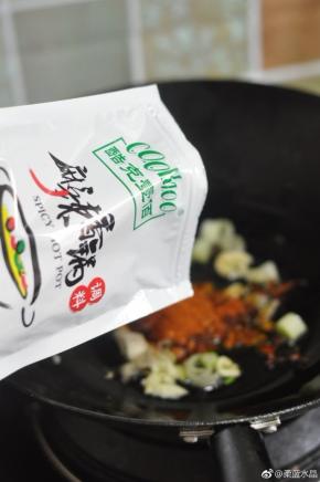 锅底留一点油，放花菜放麻辣香锅料翻炒。