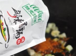 锅底留一点油，放花菜放麻辣香锅料翻炒。