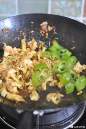 炒香后放入青椒继续翻炒。