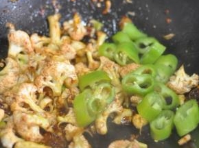 炒香后放入青椒继续翻炒。