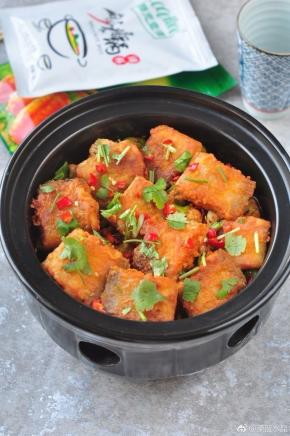 花菜炒熟后放在砂锅底，上面带鱼段平铺，撒上香菜。开吃