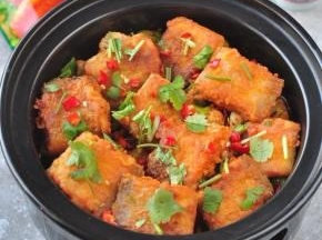 花菜炒熟后放在砂锅底，上面带鱼段平铺，撒上香菜。开吃