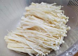 金针菇切去根部，洗干净沥水。