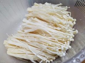 金针菇切去根部，洗干净沥水。