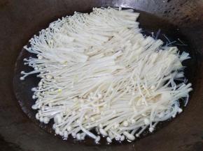 水开放入金针菇焯水一分钟