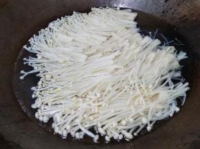 水开放入金针菇焯水一分钟