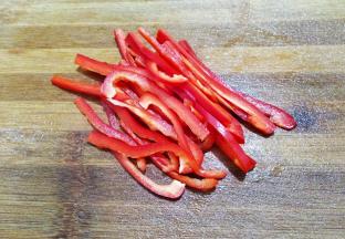 红椒去籽切丝