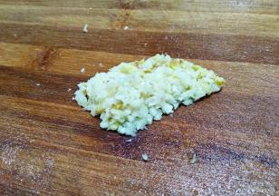 姜蒜拍破剁成末