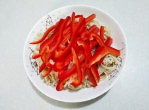 红椒放金针菇上面