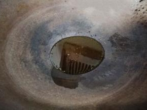 热锅倒入适量的食用油，烧熟。