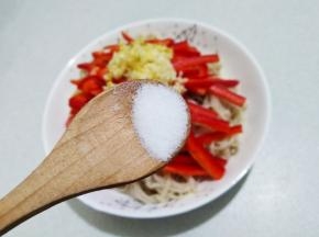 盘里放少许盐