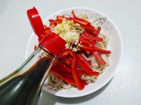 倒少许醋