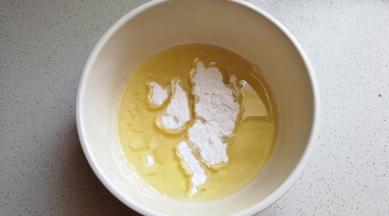 玉米油加入糖粉，用手抽先搅打均匀。