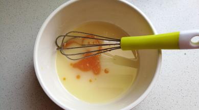 蛋黄分两次加入其中，再继续搅打均匀。