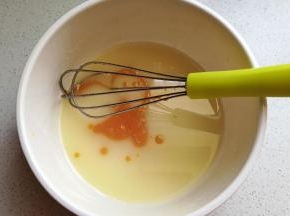 蛋黄分两次加入其中，再继续搅打均匀。