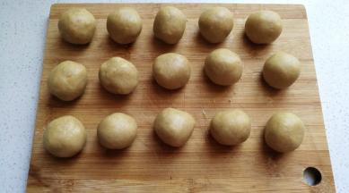 再把揉好的面团分成均匀的小剂子用手搓圆。