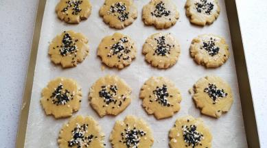 接着先刷上一层蛋液，然后再撒上适量的黑白芝麻，最后放入烤箱中层，上下火180度烤约15分钟。