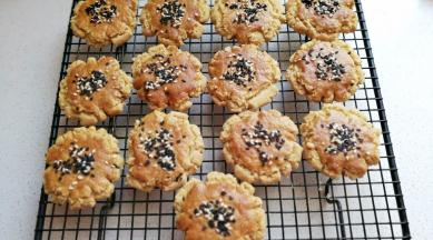 烤好的桃酥晾凉后密封保存。（桃酥烤好后，记得让它在烤盘中晾凉些再取出来，如果趁热取出，手一拿捏，真的会酥得碎掉哦！）