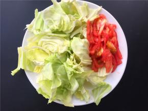 将豆芽洗净，卷心菜撕成片，番茄切成片。