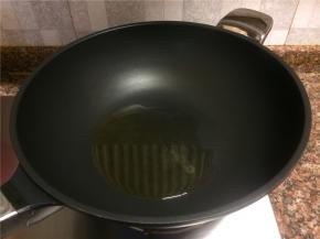 热锅倒油烧至八成热。