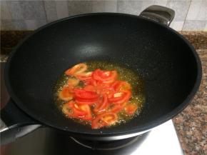 放入番茄翻炒30秒，使番茄变得软烂。