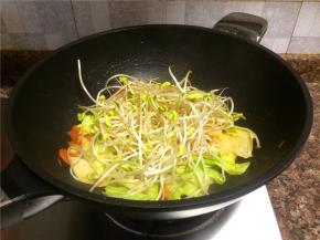 放入豆芽翻炒1分钟。