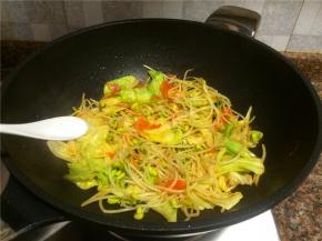 放入适量食盐翻炒1分钟即可关火。