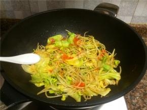 放入适量食盐翻炒1分钟即可关火。