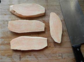 将红心蜜薯均匀切成4片。