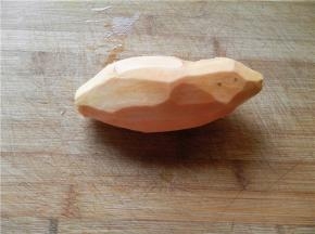 将红心蜜薯洗净，去皮。