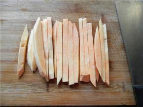 再将每片切成大小均等的长条状。