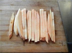 再将每片切成大小均等的长条状。