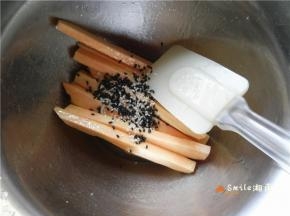 混合均匀后，加入黑白芝麻，翻拌几下，进行表面的装饰。
