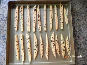 准备不粘金盘，均匀的将薯条摆放在金盘内（海氏立式烤箱进行预热，上下火210度10分钟）。