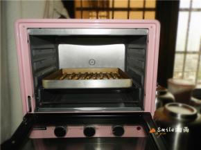 将薯条放入烤箱烘烤30分钟左右（具体时间请根据自家的烤箱温度来定）。