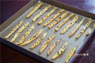 烤好的薯条，放凉一下就可以开吃啦。