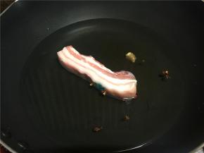 将五花肉放入锅中加入适量清水、花椒、生姜煮熟。（用筷子可轻易插穿肉就煮好了）