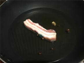 将五花肉放入锅中加入适量清水、花椒、生姜煮熟。（用筷子可轻易插穿肉就煮好了）