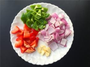 将红椒、青椒、洋葱切块，大蒜切片。