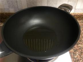 热锅倒油烧至八成热。