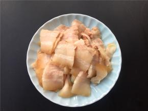 煮好的肉切薄片。