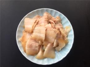 煮好的肉切薄片。