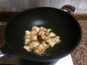 放入豆瓣酱翻炒出香味。